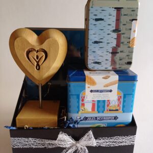 Geschenkbox met luxe dozen van Jules Destrooper + WOODEN HART (kan gepersonaliseerd worden met eigen loge of korte tekst - wordt gegraveerd