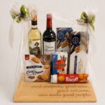 Luxe geschenkpakket met wijn, Belgische lekkernijen en stijlvolle cadeauverpakking op houten serveerplank 🎁🍷